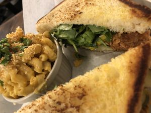 Mac n cheese & Carolina BBQ at Dharma Southern Chick'n in Orlando