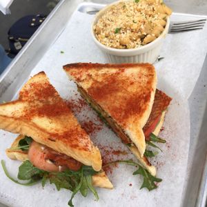 TLT with Mac n cheese at Dharma Southern Chick'n in Orlando