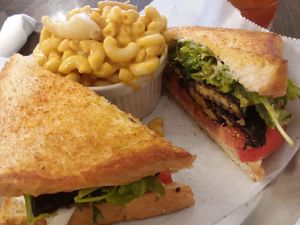 Heirloom TLT sandwich with garlic mac n' cheese at Dharma Southern Chick'n in Orlando