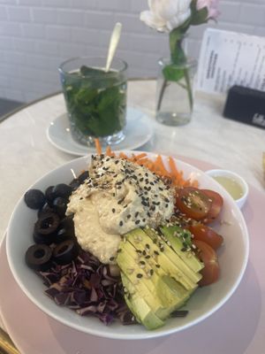 Unforgetta-bowl an mint tea 😊 at The Salad Bar in Maastricht
