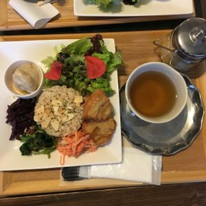 box lunch set with brown rice and herbal tea at Smoothie etc. in Kyoto