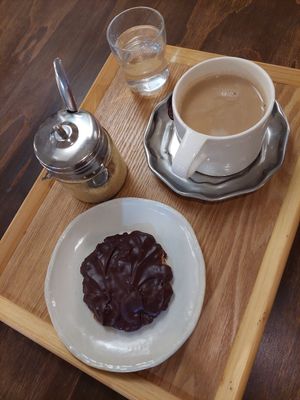 Chocolate cookie and chai at Smoothie etc. in Kyoto