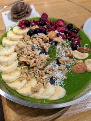 Green smoothie bowl at Smoothie etc. in Kyoto