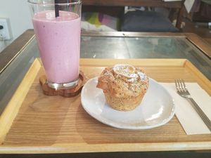strawberry cashew nut milk and okara muffin at Smoothie etc. in Kyoto
