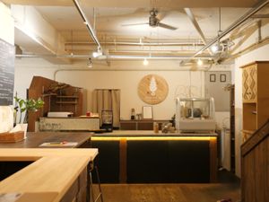 The cafe counter is behind yoga studio TAMISA at Smoothie etc. in Kyoto