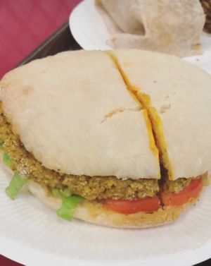 Hamburguesa de mijo y cúrcuma. at kVegan in Tenerife