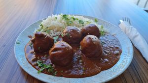 Vegane Bällchen mit Reis und Tomatensoße at kVegan in Tenerife