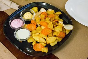 Potato, yuca and carrot with three different sauces at Brotes Verdes in Caceres