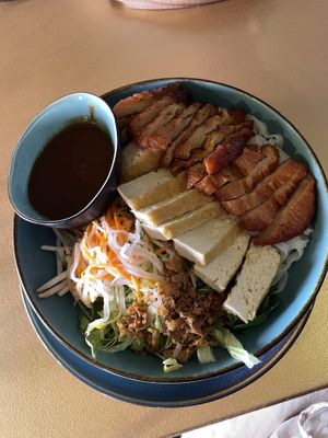 Phở Trộn mit Sojastreifen, Tofu und Hoisin-Erdnuss-Sauce  at Vevi  in Graz