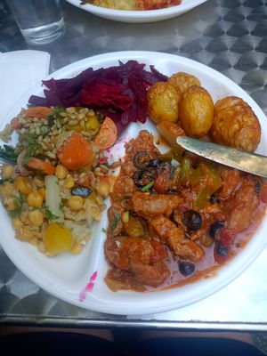 Bunter Mittagsteller at Naturkost St. Josef in Vienna