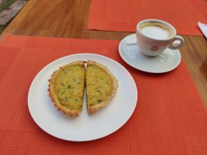 Café da manhã. Na foto um macchiato e salgado de alho poró at Natural Jardim in Santo Andre