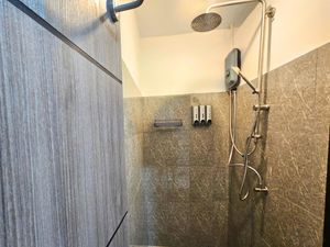 Deluxe Double Room with Balcony has shared bathrooms with rainshower at Ubuntu Live Boutique Hostel & Rooms in Phuket