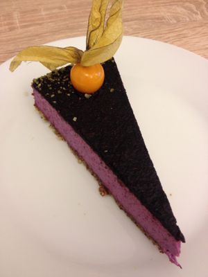 raw blueberry cheesecake at Goodies in Leipzig