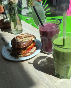 Bagel sandwich and smoothies at Goodies in Leipzig