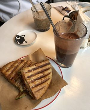cioccolata calda alla menta e sandwich con jackfruit  at KIRAS - Totoriu 7 in Vilnius