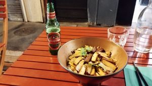 Vegan noodles at Le Yeti in Toulouse