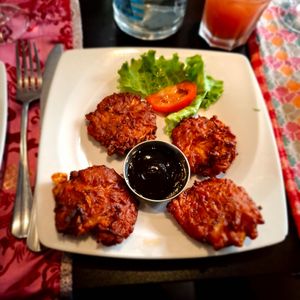 Pakoda 🤤 : l'entrée vegane emblématique du restaurant ! ⚠️ Précisez que vous voulez que la sauce soit également vegane at Le Yeti in Toulouse
