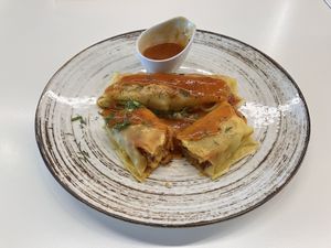 Speltos miltų lietiniai blyneliai su daržovių įdaru  at Ajurvedine Virtuve in Vilnius