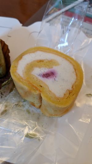 White cream roll cake at Nanahako Macrobiotic Sweets in Osaka