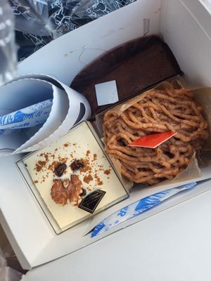 Left: carrotcake with a sour creme on top, on the right: Mont blanc, also sweet and filling at Nanahako Macrobiotic Sweets in Osaka