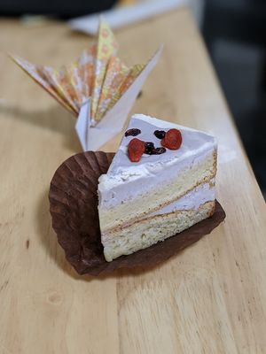 Fiji berry cake at Nanahako Macrobiotic Sweets in Osaka