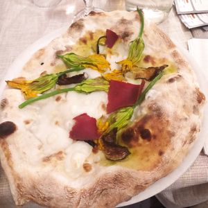 Pizza fiori di zucca at Il Papiro in Milan
