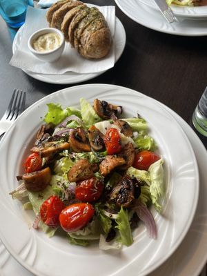 Vegetarisch voorgerecht met champignons en zongedroogde tomaatjes  at Aster in Zutphen