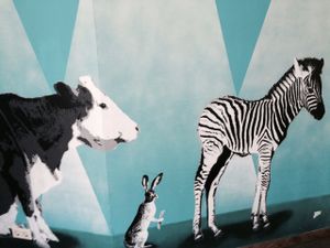 the entryway has pretty at Der Dicke Schmidt - Rudolf Leonhard Str in Dresden