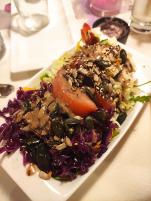 Salat vom Salatbuffet mit veganen Dressings at Naturhotel LechLife in Wangle