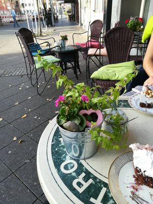 Outdoor seating at Veganalina in Hamm