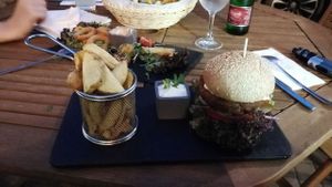 Чизбургер подаётся с картошечкой и нежным соусом at Green Pumpkin in Riga