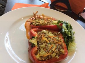 Paprika gefüllt mit Quinoa.  at Green Pumpkin in Riga