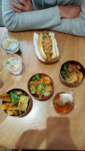 Vegane Hot-Dog-Variante und 3 Beilagen  at Le Tricycle in Paris