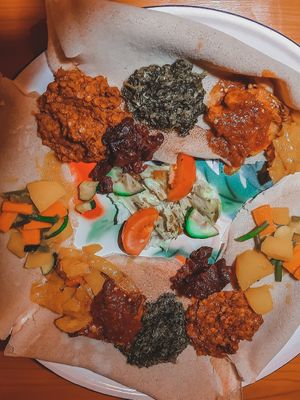 Vegane Probierplatte mit Injera at Makamba in Stuttgart