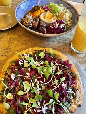 Bali bowl and fermented pizza at Org Bistro in Rio De Janeiro