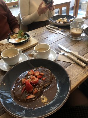 Pancakes amb nutella vegana i maduixes  at The Juice House in Barcelona