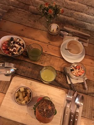 Vegan burger, acai bowl and vegan cheesecake  at The Juice House in Barcelona