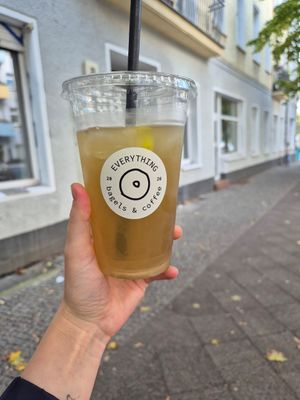 Kamille-Kardamom-Eistee at EVERYTHING bagels & coffee in Berlin
