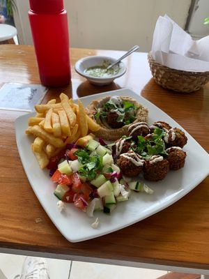 Todo exquisito! Muy amable la chica me hizo cambio en el platillo ya que soy celiaco y no puedo comer pan pita. buena presentación at Falafel Nessya in Playa Del Carmen