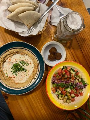 There is no small salads like I’m the photos.
Hummus was great , more lemon and flavors on top should have been . The falafel and the salad was a bit disappointed  at Falafel Nessya in Playa Del Carmen