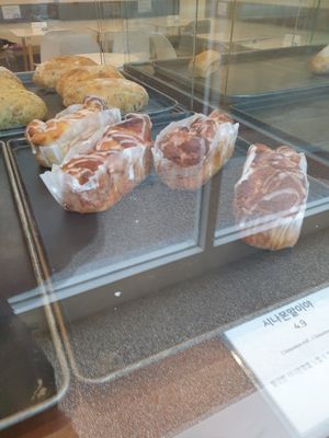 cinnamon buns at The Bread Blue - Nogosan in Seoul