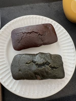 Choco and matcha gluten free cakes  at The Bread Blue - Nogosan in Seoul