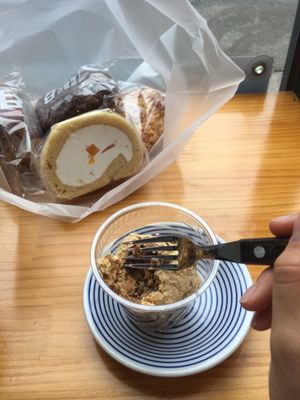 4 pastries (+1 I got for free!) totaling at a reasonable 13000won at The Bread Blue - Nogosan in Seoul