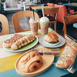 Garlic bread, pizza rolls, soy burger, chocolate bread and an iced latte and matcha frappuccino on soy milk at The Bread Blue - Nogosan in Seoul