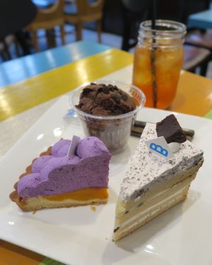 Vegan cakes, chocolate muffin & ice tea at The Bread Blue - Nogosan in Seoul