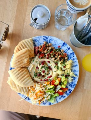 Mezze with hummus and veggies 🌱👍 at Mamacoffee in Prague