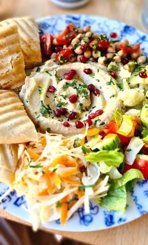 Mezze with hummus and veggies 🌱👍 at Mamacoffee in Prague