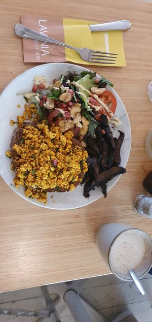 Scrambled tofu with portobello "bacon" at Lavinia Good Food - Centrum in Amsterdam