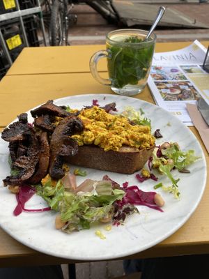 Scrambled tofu and mushroom bacon  at Lavinia Good Food - Centrum in Amsterdam