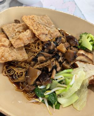 Beancurd mushroom noodle 👍🏻 at Onn Vegetarian 安顺素食 in Central Singapore